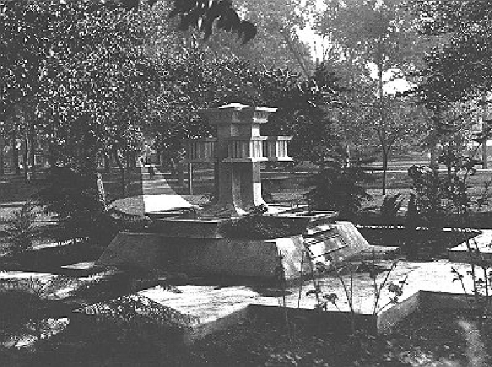 Perspective view
Clarke Memorial Fountain
Walter Burley Griffin and Marion Mahony Griffin,
architects
Grinnell, Iowa