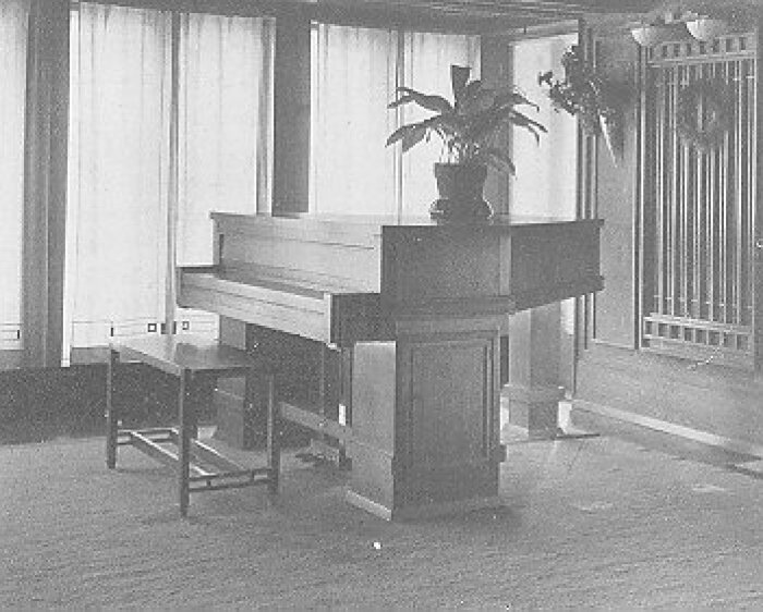 Piano
House for E. P. Irving
Frank Lloyd Wright, architect
Hermann V. von Holst, architect
Marion Mahony Griffin, associated architect
Manufactured by Niedecken and Wallbridge
Decatur, Illinois