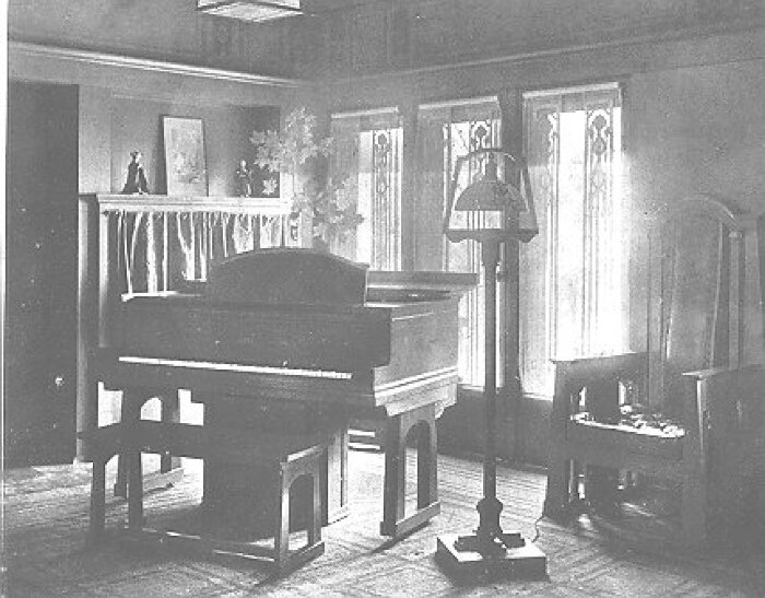 Interior, reception room showing piano
Summer house for E. L. King ("Rockledge")
George W. Maher, architect
Winona, Minnesota