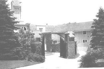 Exterior, view of gated entry court
Simpson residence
George W. Maher, architect
Glencoe, Illinois